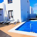 Lanzarote Cloclo - Private Heated Pool, Wifi, Private Parking Villa