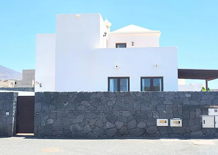 Lanzarote Cloclo - Private Heated Pool, Wifi, Private Parking Villa Playa Blanca