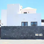 Lanzarote Cloclo - Private Heated Pool, Wifi, Private Parking Villa Playa Blanca